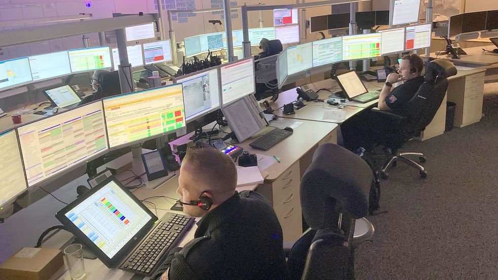Nachts in der Regionalleitstelle Ostfriesland: gedämmtes Licht, ruhige Stimmen, aber hohe Aufmerksamkeit. Foto: Imke Oltmanns/Archiv