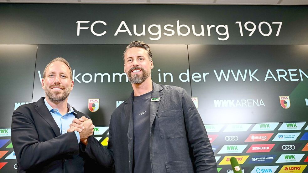 Das Projekt ist gescheitert: Augsburgs Geschäftsführer Ströll (l) und Wagner bei der Vorstellung des neuen Trainers im Juli. (Archivbild) Foto: Harry Langer