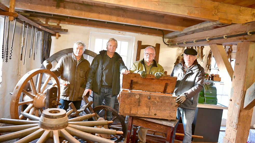 Sie bringen wieder Leben in die Pewsumer Mühle: die „Burgknappen“ Hans-Jörg Bittner, Klaus Ziese, Menno Müller und Heinz-Heere Fransen (von links). Fotos: Heinz Wagenaar