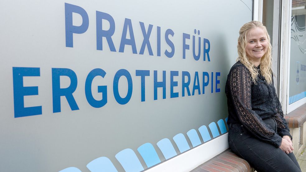 Lena Riebe ist Ergotherapeutin und Leiterin der neuen Praxis an der Neutorstraße in Emden. Fotos: Klaus Ortgies