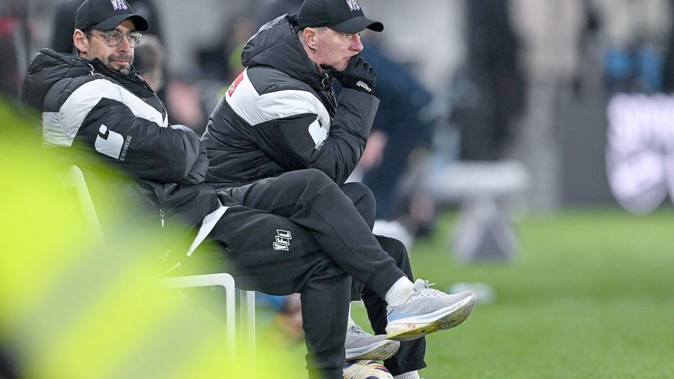 Hat Stoff zum Nachdenken: VfL-Cheftrainer Timo Schultz während der 1:4-Niederlage in Verl. Foto: Michael Titgemeyer