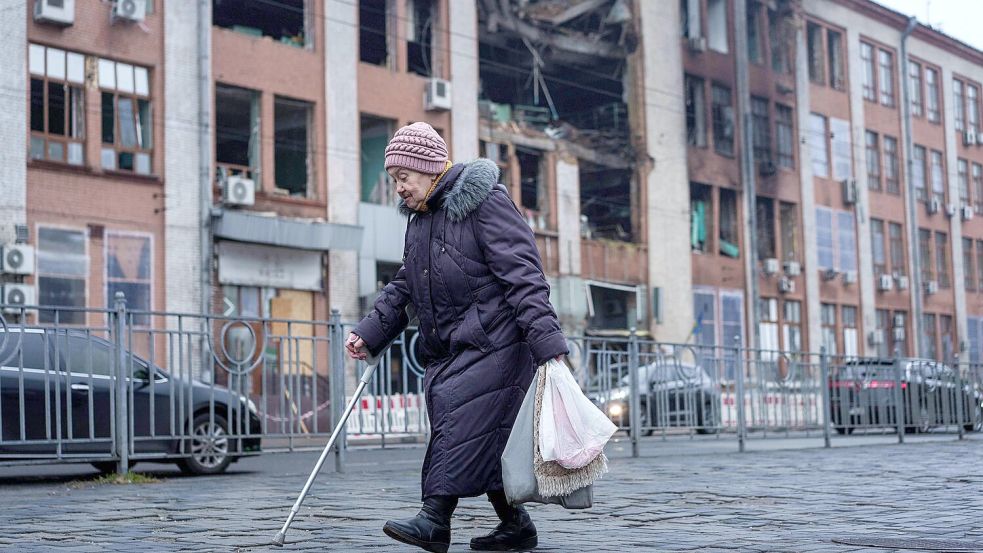Die russischen Angriffe auf die Ukraine dauern unvermindert an. Foto: Evgeniy Maloletka/AP/dpa