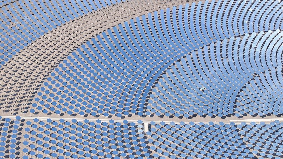 Ein riesiges Solarkraftwerk in der chinesischen Wüstenregion Xinjiang. Nach einer Studie der Unternehmensberatung BCG und des Weltwirtschaftsforums hat China dem Westen die technologische Führung in der Umwelttechnologie abgenommen (Archiv) Foto: Hu Huhu/Xinhua/dpa