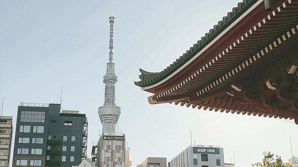 Weltstadt Tokio – hier trifft Altertum auf Moderne: Vorne rechts der jahrhundertealte Senso-ji-Tempel, links dahinter der mit 634 Metern höchste Turm der Welt, der 2012 eröffnete Tokyo Skytree. Foto: Lotta Groenendaal