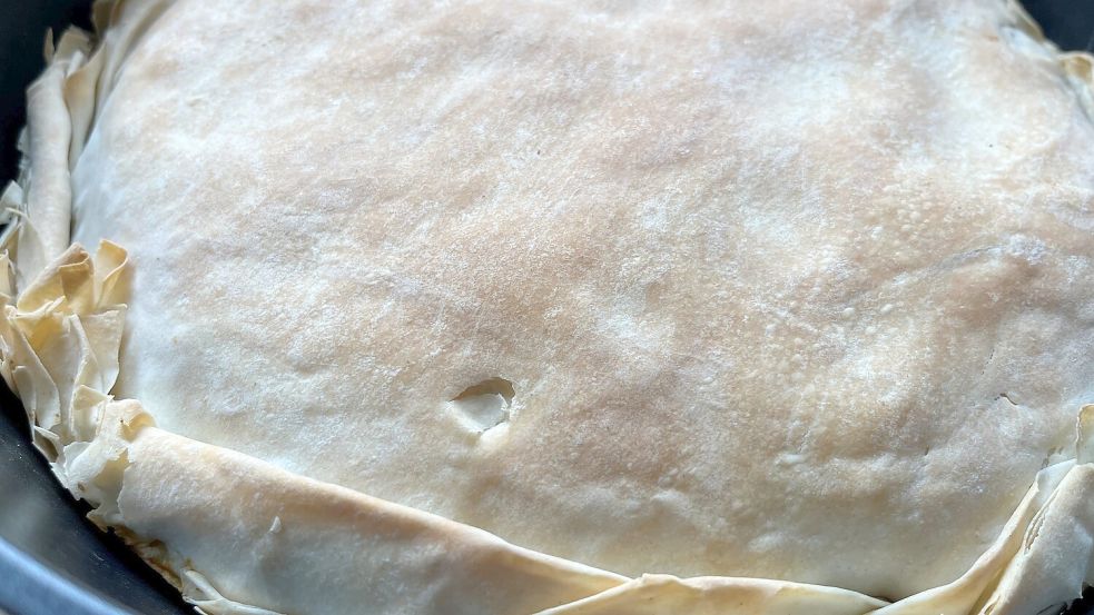 Die überstehenden Teigblätter werden umgeschlagen und bilden den Rand der Tarte. Das klappt ganz gut. Hier sieht man, wie es bei mir nach dem Backen aussah. Foto: Carmen Leonhard