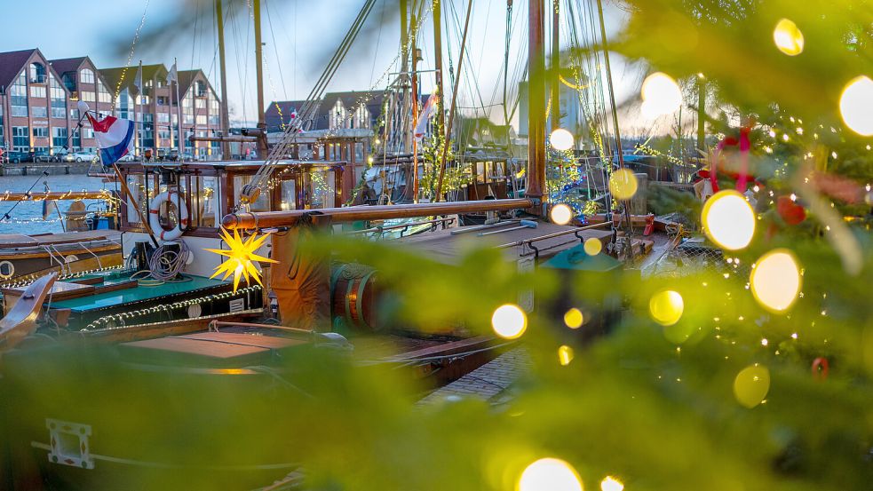 In Leer ging es am ersten Advent weihnachtlich zu: Die Verlosung startet dazu durch. Foto: Klaus Ortgies