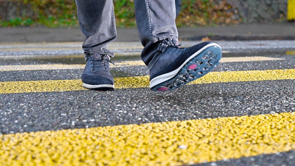 Auch für Fußgänger gibt es Regeln, an die man sich laut der Straßenverkehrsordnung zu halten hat. Verstöße werden geahndet – mit Bußgeldern oder in schweren Fällen sogar mit Punkten in Flensburg. Foto: Patrick Sun