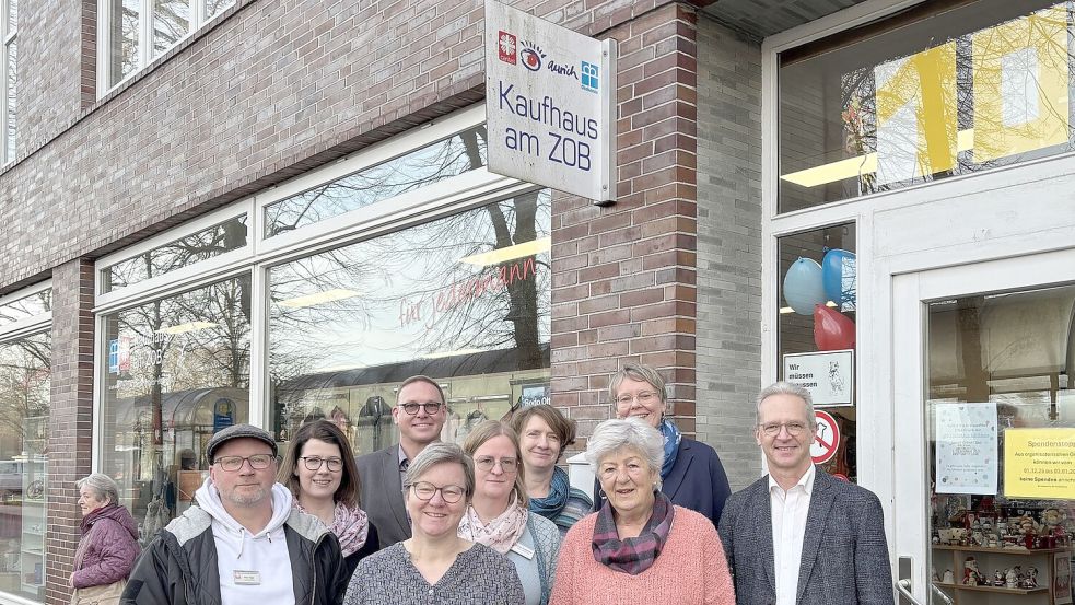 Feierten das zehnjährige Bestehen des Sozialen Kaufhauses: Simon Sanders (Soziales Kaufhaus), Helga Christians und Frank Hinrichs (Jobcenter), Susanne Rötgert (Caritas), Simone Granitzka (Soziales Kaufhaus), Claudia Nordemann (ehemalige Leitung Soziales Kaufhaus), Ilse Rüttgens-Schlette (Ehrenamtlerin), Mechthild Twickler (Leitung Soziales Kaufhaus) und Tido Janssen (Superintendent) (von links). Foto: Mieke Matthes