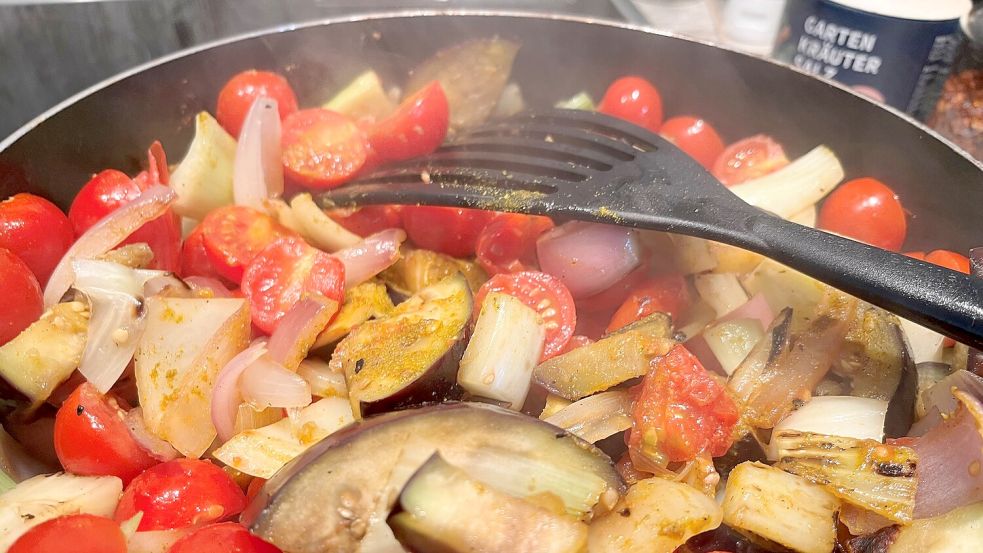 Reichlich Gemüse kommt in die Pfanne und wird angeschmort. Foto: Carmen Leonhard