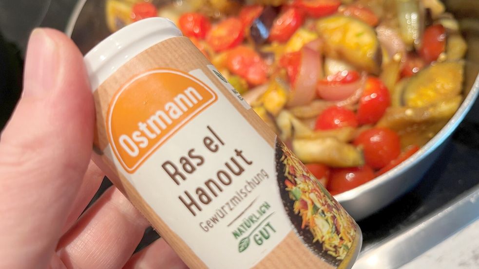 Ras el Hanout war früher nur bei den exotischen Zutaten im Laden zu finden, ist aber inzwischen auch im Sortiment der Standard-Gewürzmarken zu finden. Foto: Carmen Leonhard