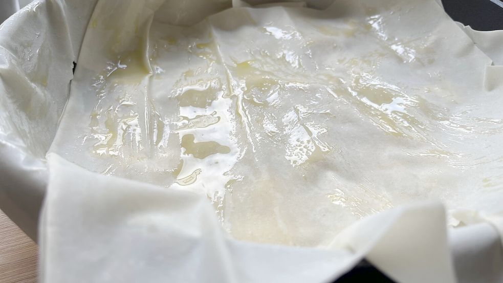 Mit Filo-Teigblättern habe ich bisher kaum gearbeitet. Das ging dann allerdings ganz einfach. Foto: Carmen Leonhard