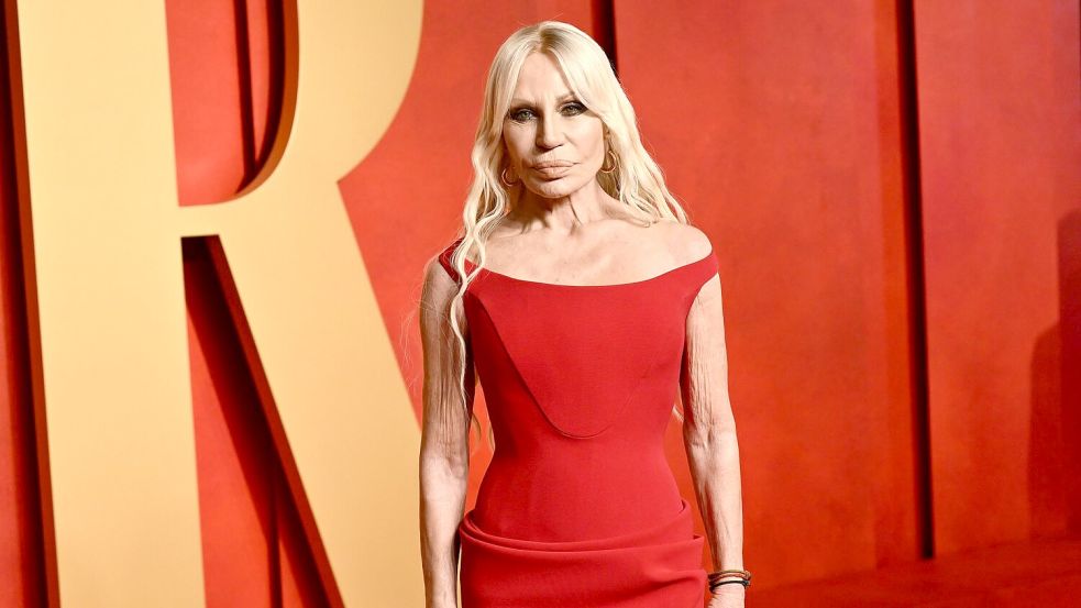 Prada hat Versace komplett übernommen. Hier die frühere Konzernchefin Donatella Versace. (Archivbild) Foto: Evan Agostini/Invision/AP/dpa