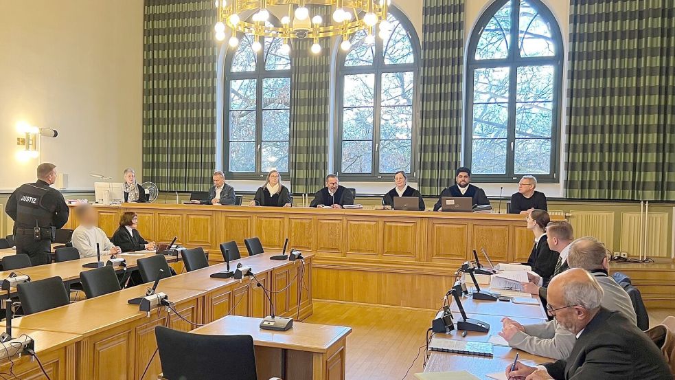 Der angeklagte Häftling ließ über seine Verteidigerin erklären, dass er sich zu einem späteren Zeitpunkt im Landgericht Stendal äußern wird. Er soll seine Ehefrau während eines Besuchs in einer sogenannten Liebeszelle in der Justizvollzugsanstalt Burg erwürgt haben. Foto: Christopher Kissmann