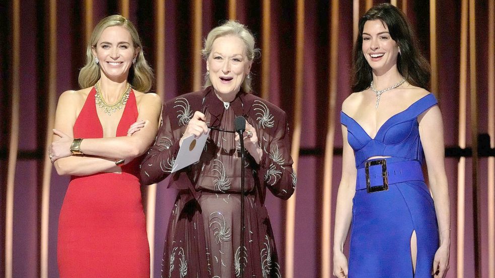 2026 kommt der zweite Teil von „Der Teufel trägt Prada“ mit Emily Blunt (l-r), Meryl Streep und Anne Hathaway in die Kinos. (Archivbild) Foto: Chris Pizzello/Invision via AP/d