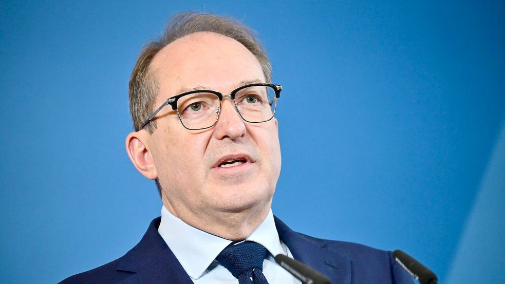 Innenminister Dobrindt will die Flughäfen in Deutschland besser vor Störungen durch Drohnen schützen. (Archivbild) Foto: Sebastian Christoph Gollnow/dpa