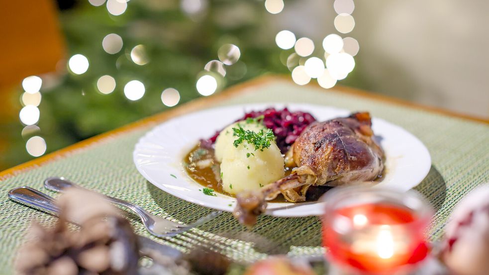 Eine Portion Gänsekeule mit Rotkraut und Klößen: Das kam oft auf den Tisch. Symbolfoto: Jan Woitas/dpa