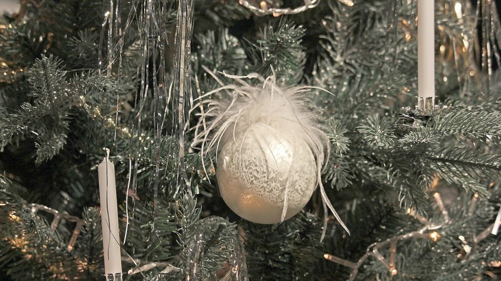Der Weihnachtsbaum wurde mit echten Kerzen geschmückt. Symbolfoto: Pixabay