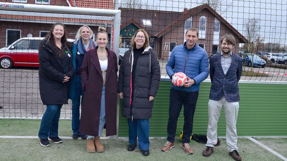 Jasmin Höfers (von links), Nina Köhne (Förderverein), Liane Petzka (Leitung Kindergarten Stapel), Beate Bäuerle (Sachgebietsleitung), Heinz Trauernicht (Bürgermeister Uplengen), Martin Schubert (Schulleitung Grundschule Lengenerland) freuen sich über den neuen Soccercourt. Foto: Hannah Lehmann
