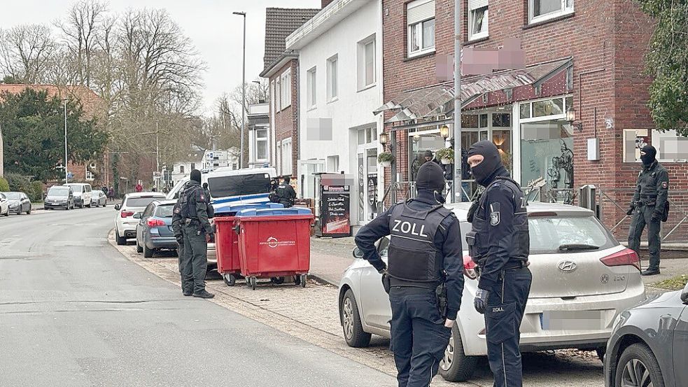 Die Oldersumer Straße war für die Zeit des Einsatzes zwischen der Einmündung in die Julianenburger Straße und der Reilstraße für den Autoverkehr gesperrt.