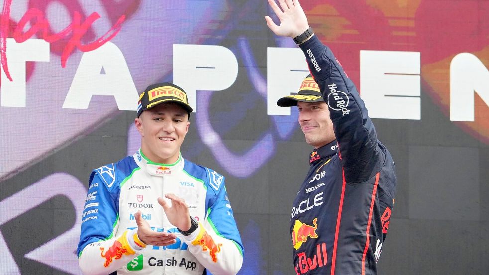 Im kommenden Jahr fährt Hadjar (l) zusammen mit Max Verstappen. (Archivbild) Foto: Peter Dejong/AP/dpa