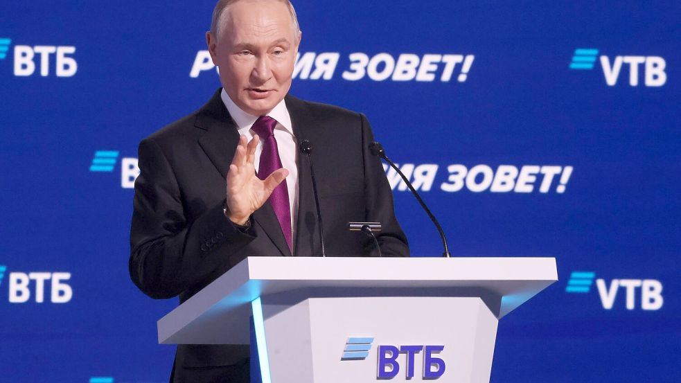 Der russische Präsident Wladimir Putin wirft den Europäern vor, eine friedliche Lösung Ukraine-Konflikts zu verhindern. Foto: Sergei Ilnitsky/EPA Pool via AP/