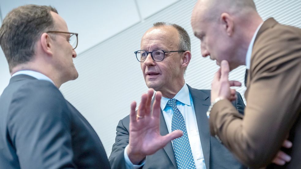 Bringen diese Drei - Unions-Fraktionschef Jens Spahn, Kanzler Friedrich Merz (beide CDU) und CSU-Landesgruppenchef Alexander Hoffmann, das Rentenpaket am Freitag über die Bühne? Foto: Michael Kappeler/dpa
