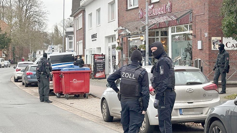 Die Oldersumer Straße war für die Zeit des Einsatzes zwischen der Einmündung in die Julianenburger Straße und der Reilstraße für den Autoverkehr gesperrt.