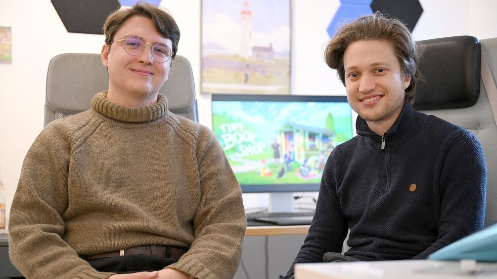Entwickler David Zapfe-Wilde (links) hat 2021 mit seinem Studienkollegen Raven Rusch (29) das Independent-Studio Neoludic gegründet. Foto: Wolf von Dewitz/dpa