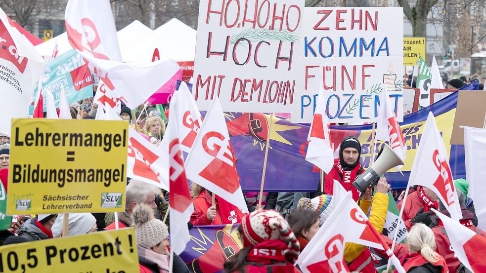 Bei der bisher letzten Tarrufrunde vor zwei Jahren verliehen Lehrkräfte und Hochschulbeschäftigte ihrer damaligen Forderung nach 10,5 Prozent mehr Gehalt mit Aktionen und Warnstreiks Nachdruck, hier in Dresden. (Archivfoto) Foto: Sebastian Kahnert