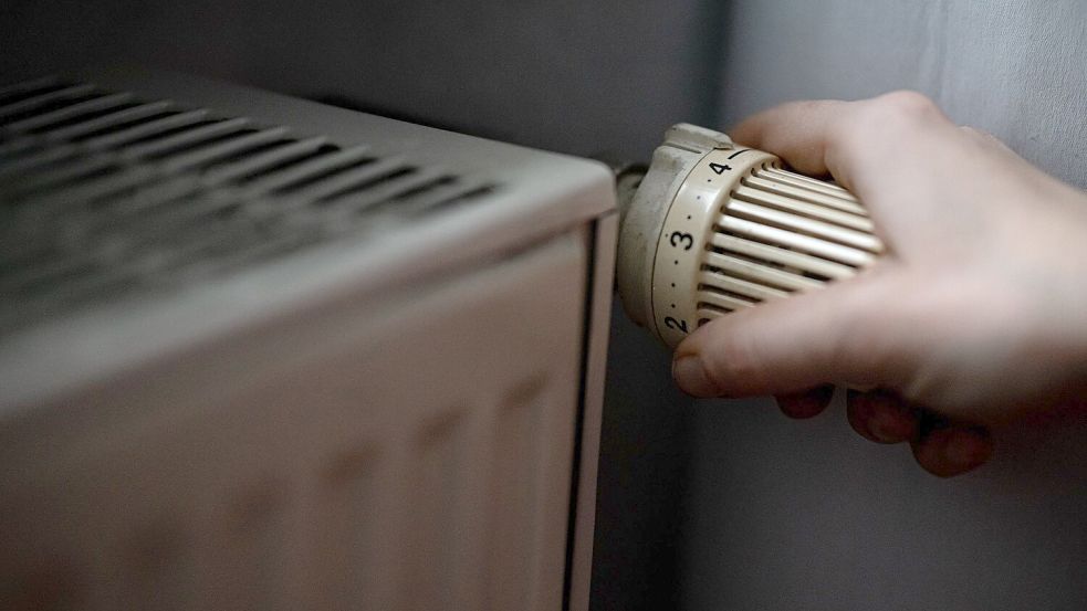 Besser mal runterdrehen - Heizen kann teuer sein. (Symbolbild) Foto: Fabian Sommer/dpa
