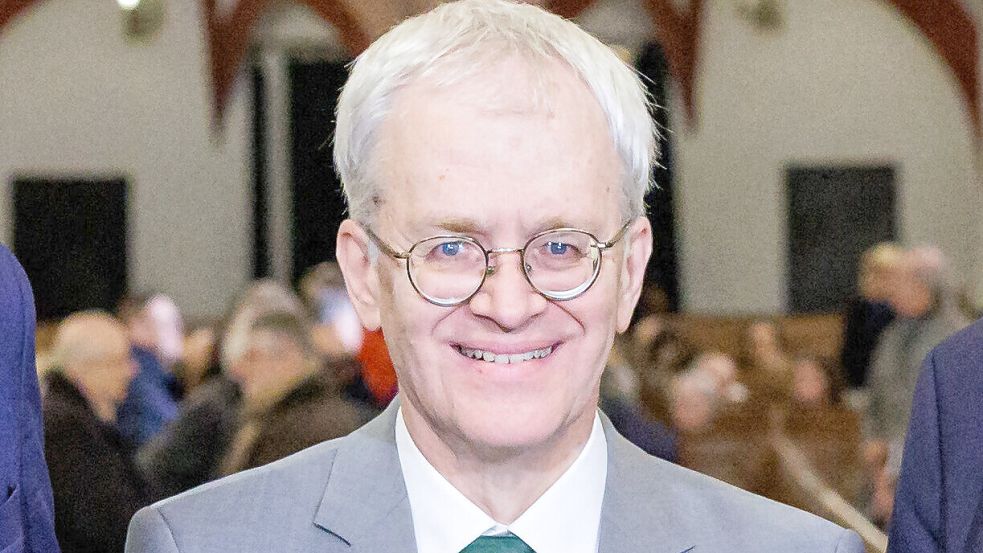 Nach mehr als 300 Jahren dem jungen Johann Sebastian Bach zugewiesen: Peter Wollny (Mitte) präsentiert eines der beiden Stücke. Foto: Jens Schlueter / BACH ARCHIVE / AFP