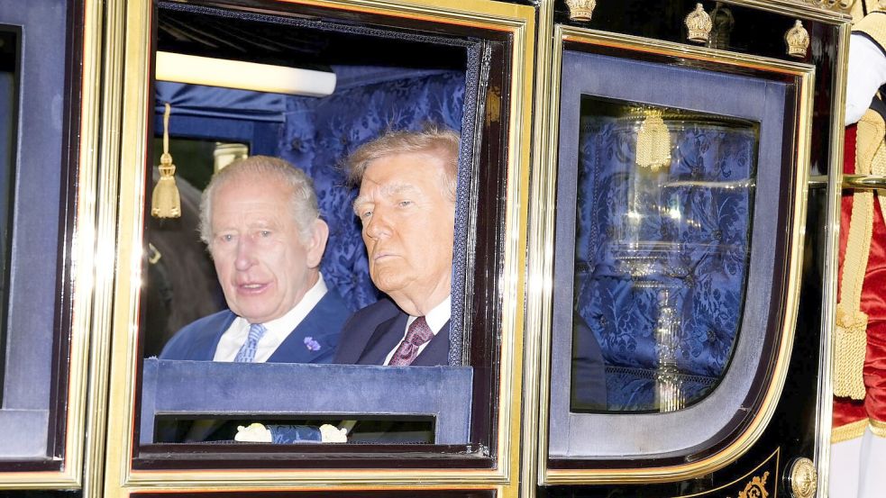 Beim Staatsbesuch von Bundespräsident Steinmeier dürften die Gesichter bei der gemeinsamen Kutschfahrt mit König Charles fröhlicher sein als im September beim Besuch von US-Präsident Trump Foto: Jordan Pettitt