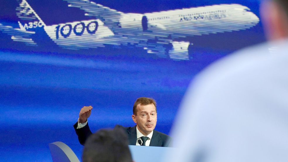 Kann sein ursprüngliches Auslieferungsziel erneut nicht halten: Airbus-Chef Guillaume Faury. (Archivbild) Foto: Fred Scheiber/AP