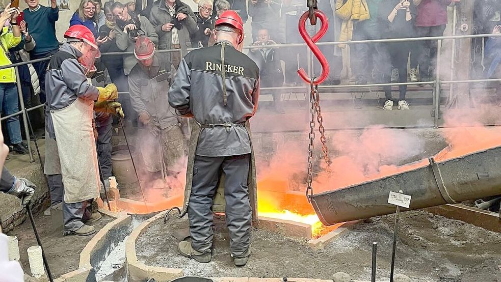 Ganz großes Kino: Viele Mitglieder der Kirchengemeinde fuhren mit nach Hessen, um bei der Entstehung der neuen Loppersumer Glocke hautnah dabei zu sein. Foto: privat