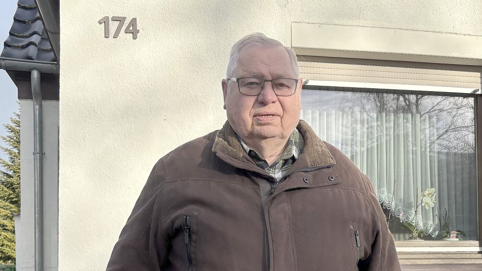 Wolfgang Brunow steht vor seinem Haus in der Hauptstraße 174 in Ostrhauderfehn. Der 92-Jährige sagt, dass immer mehr Leute sein Haus nicht finden, weil sie durch das Navigationssystem woanders hingeleitet werden. Foto: Henrik Zein
