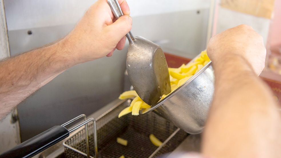 Altes Fett und Öl etwa aus Fritteusen der Gastronomie ist ein begehrtes Diebesgut. (Archivbild) Foto: Sebastian Gollnow