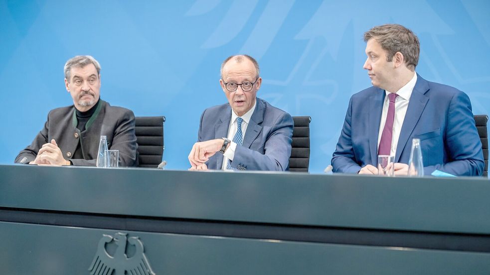 Die Regierungskoalition will das Verbrenner-Aus auf EU-Ebene aufweichen und die Anschaffung von E-Autos wieder fördern. (Archivbild) Foto: Michael Kappeler/dpa