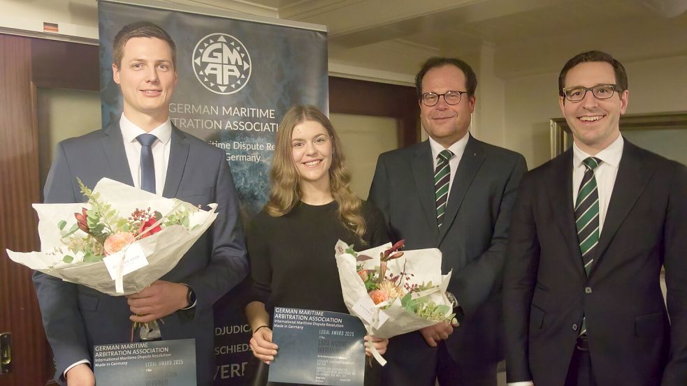 Florian Heppner (von links) und Lara Hieronimus bekamen ihre Auszeichnungen von den Vertretern der German Maritime Arbitration Association Peter Wölk und Dr. Martin Lögering überreicht. Foto: privat