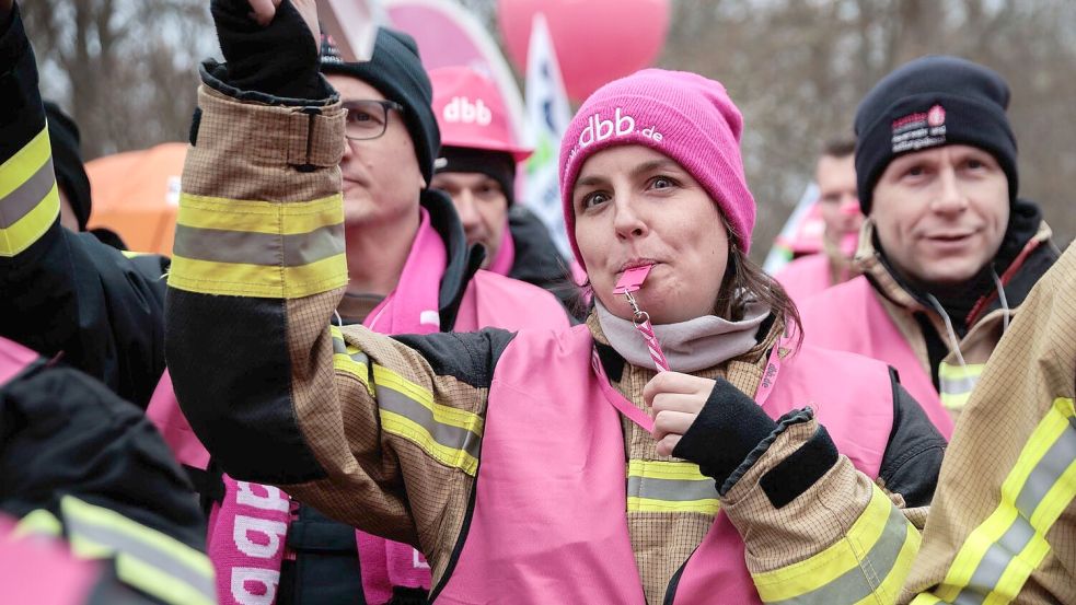 Proteste zum Verhandlungsauftakt. Foto: Carsten Koall/dpa