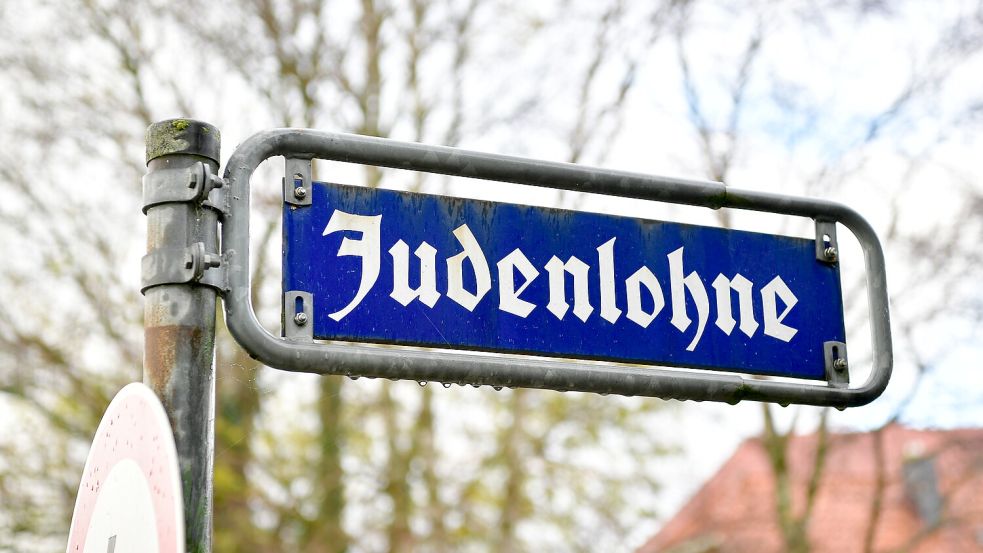 Die Judenlohne in Rysum – eine von drei Straßen mit jüdischem Namen in dem Warfendorf. Foto: Heinz Wagenaar