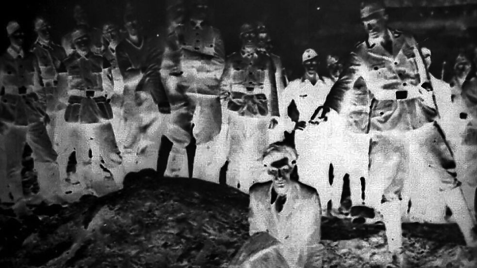Auf einem der wohl bekanntesten Fotodokumente über die Gräueltaten der SS konnte der aus Tichelwarf stammende Jakobus Onnen von einem Forscherteam um den Historiker Jürgen Matthäus als Todesschütze identifiziert werden. Foto: Photo12/Ann Ronan Picture Library