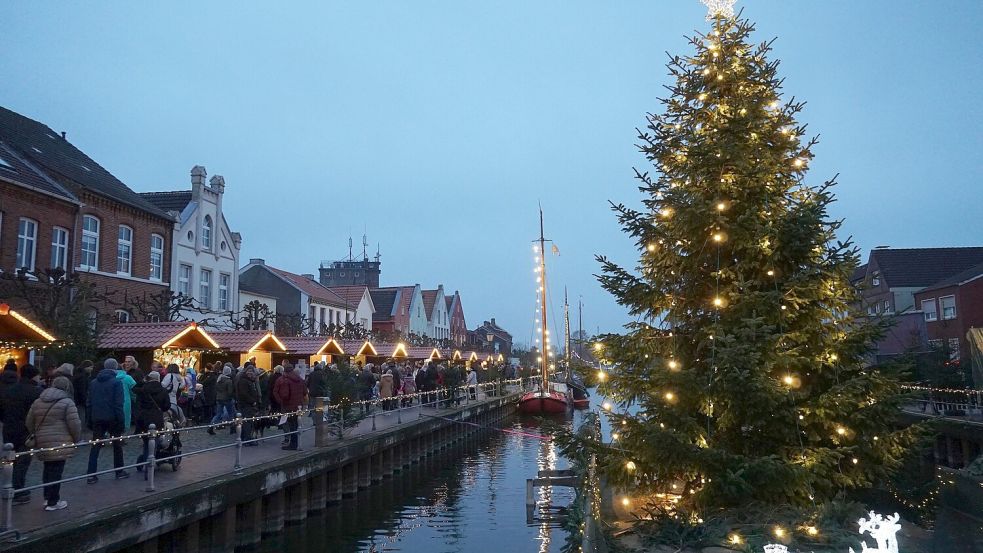Neben den Weihnachtsbuden entlang des Hafens trägt auch der große Weihnachtsbaum auf einem Ponton im Hafen zur weihnachtlichen Stimmung bei. Foto: Stadt Weener