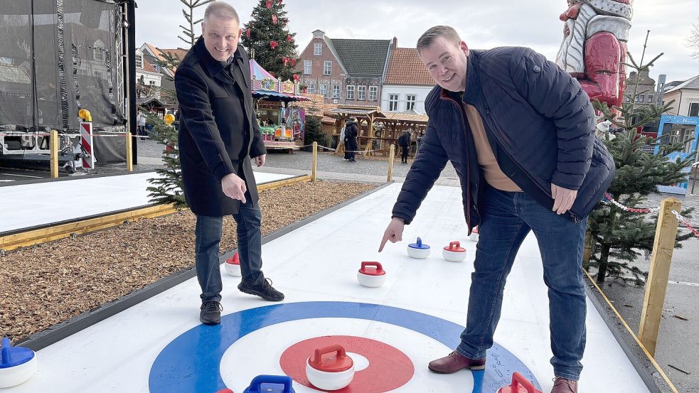 Nordens Erster Stadtrat Marcus Aukskel (links) und Bürgermeister Florian Eiben testeten die Bahn vorab höchstpersönlich. Foto: Rebecca Kresse