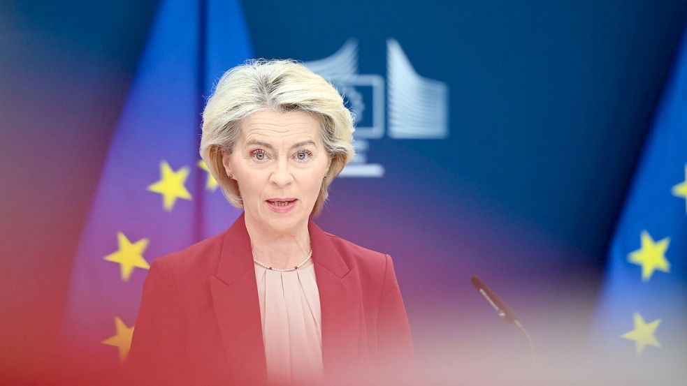 Die EU-Kommission präsentierte ein Konzept, um festgesetztes russisches Vermögen für die Ukraine zu nutzen. Foto: Harry Nakos/AP/dpa