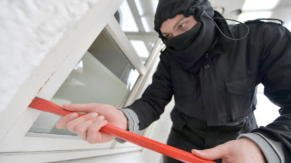 In Emden hat es innerhalb von drei Tagen fünf Einbrüche und Einbruchsversuche gegeben. Der oder die Täter hebelten die Tür eines Wintergartens auf. Bei anderen Einbrüchen wurden Fenster eingeschlagen. Symbolfoto: Klaus Ortgies