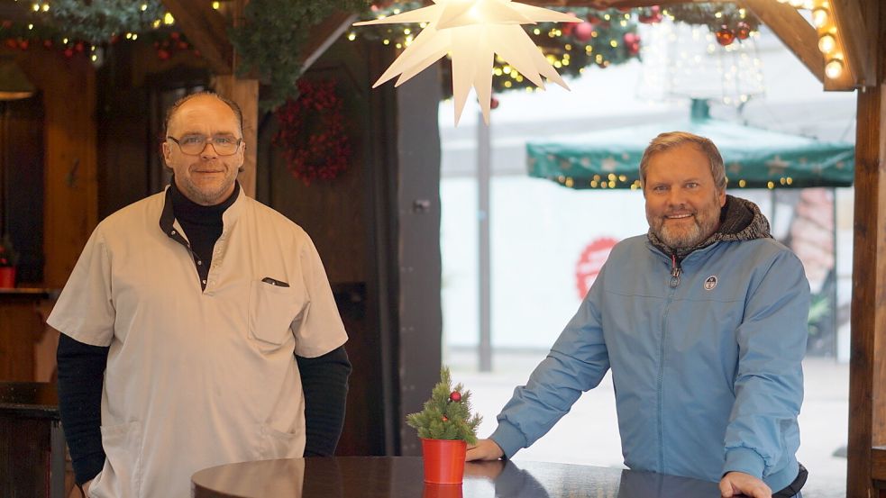 Marktmeister Angelo Kanzler (links) und Udo Hippen, Vorsitzender des Kaufmännischen Vereins, freuen sich über eine gute erste Bilanz für den Auricher Weihnachtszauber. Foto: Jurij Babanin