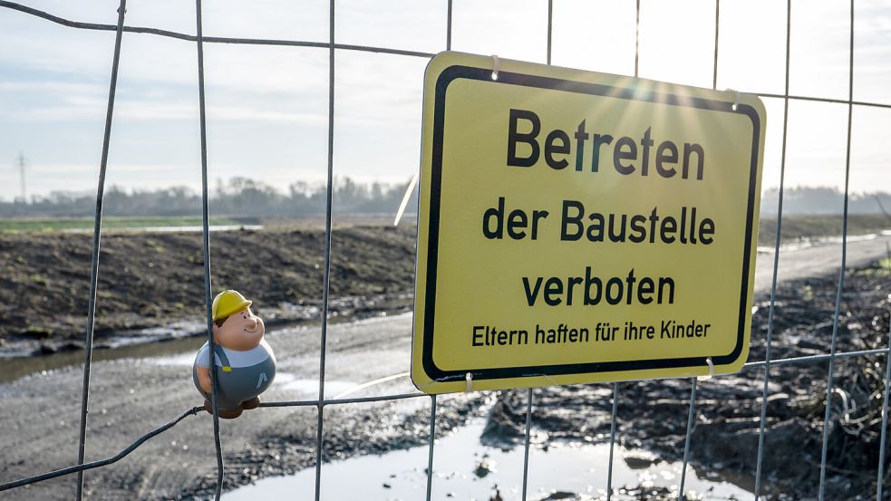 Was passiert da hinter dem Bauzaun? Fotos: Klaus Ortgies