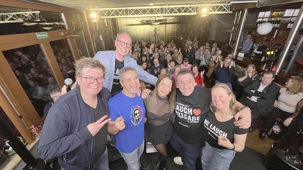 Grandiose Stimmung bei der Premiere im Januatr 2025 auf und vor der Bühne (v.li.): Thorsten Bär, Moderator Markus Weise, Roberto Capitoni, Negah Amiri und die Macher Christoph und Michaela Becker. Foto: Marco Julius