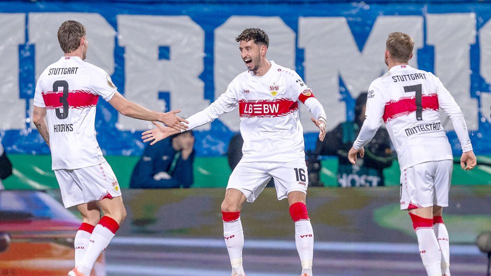 Der VfB feiert die 1:0-Führung in Bochum. Foto: David Inderlied