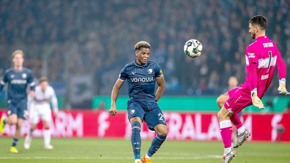 Farid Alfa-Ruprecht (l) vergab eine große Chance gegen Fabian Bredlow. Foto: David Inderlied